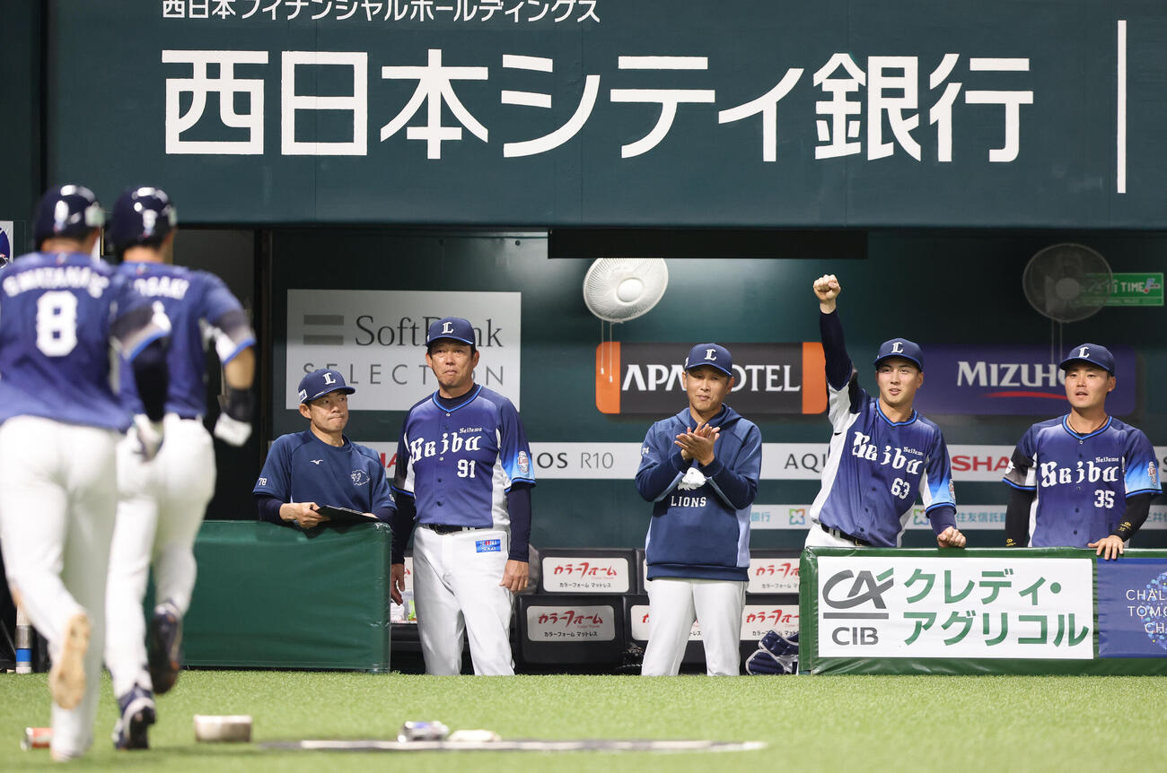 ソフトバンク対西武　4回表西武無死二塁、外崎は左越えに同点となる2点本塁打を放ち西口監督に出迎えられる（撮影・梅根麻紀）