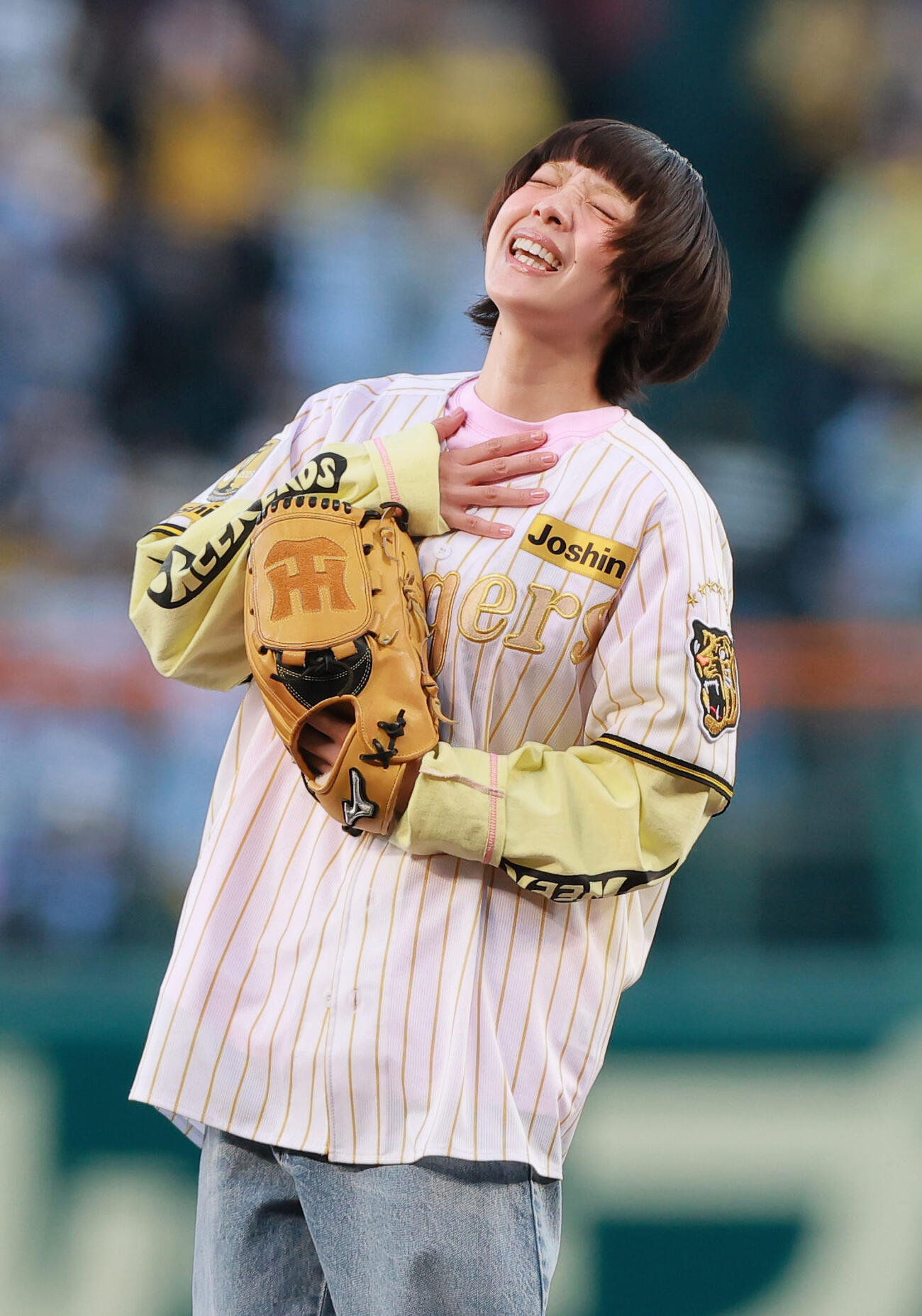 阪神対ヤクルト　始球式で投球し、ホッとした表情を見せるあいみょん（撮影・上山淳一）