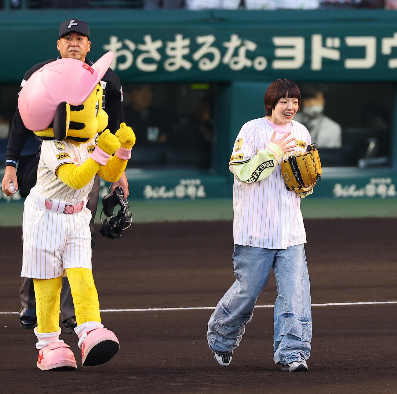 阪神対ヤクルト　始球式を務めたシンガーソングライターのあいみょん（撮影・上田博志）