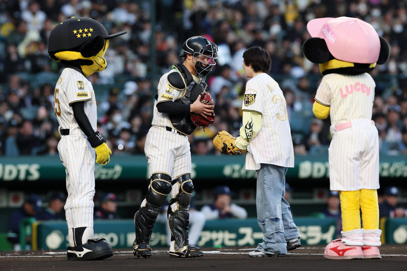 阪神対ヤクルト　始球式を行った歌手のあいみょん（右）と阪神坂本（撮影・加藤哉）