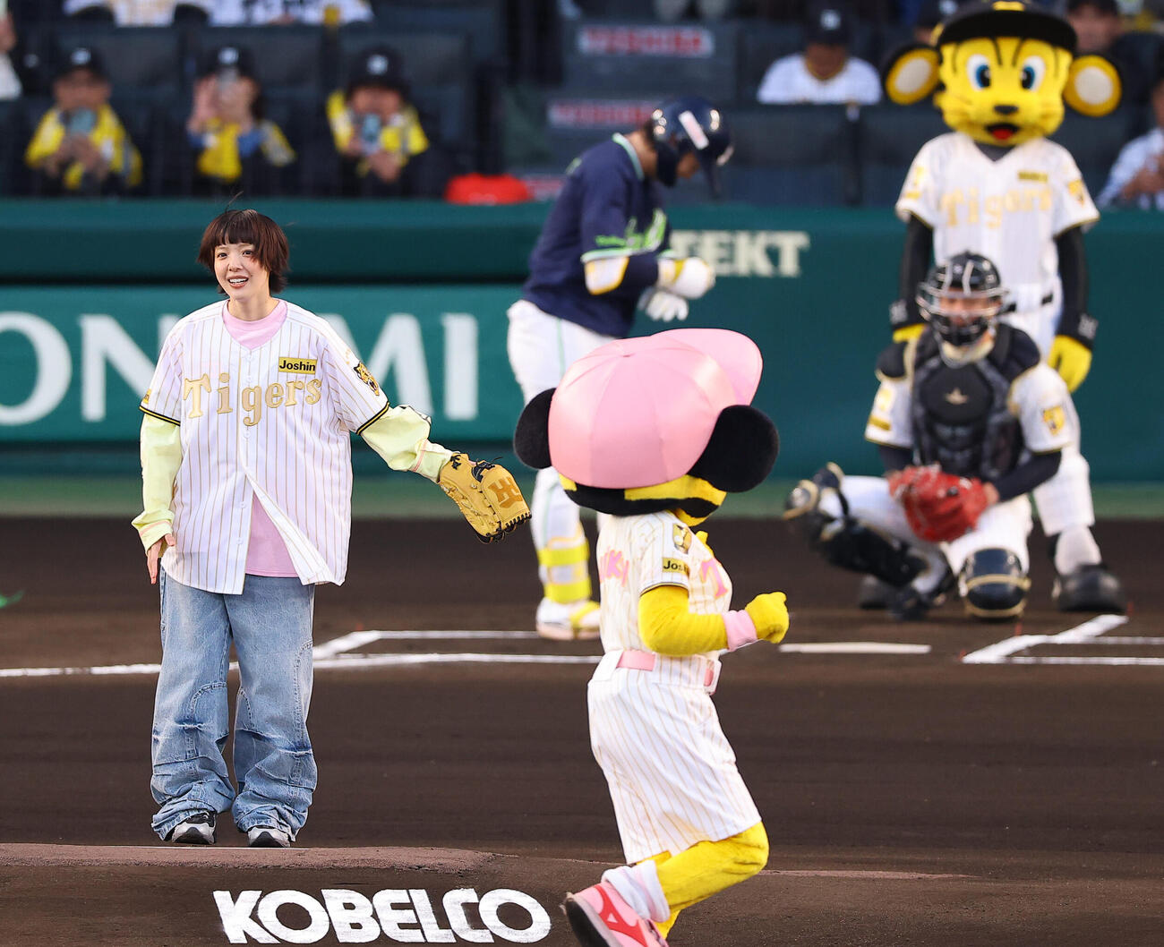 阪神対ヤクルト　始球式を務めたシンガーソングライターのあいみょん（撮影・上田博志）