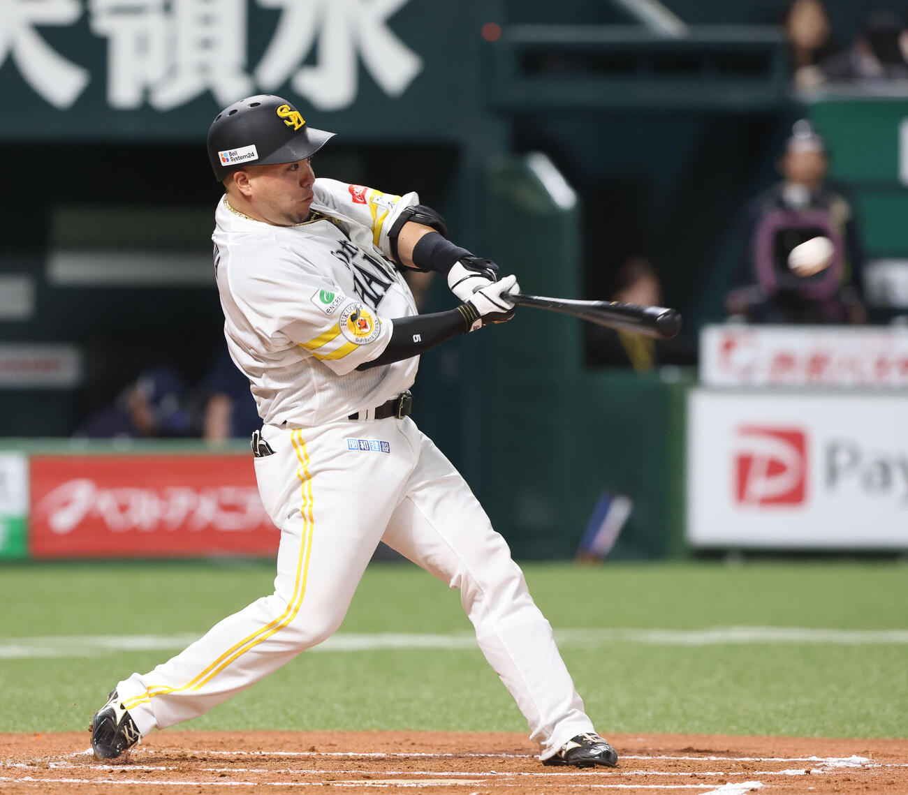 ソフトバンク対西武　2回裏ソフトバンク無死、山川は左越えに同点本塁打を放つ（撮影・梅根麻紀）