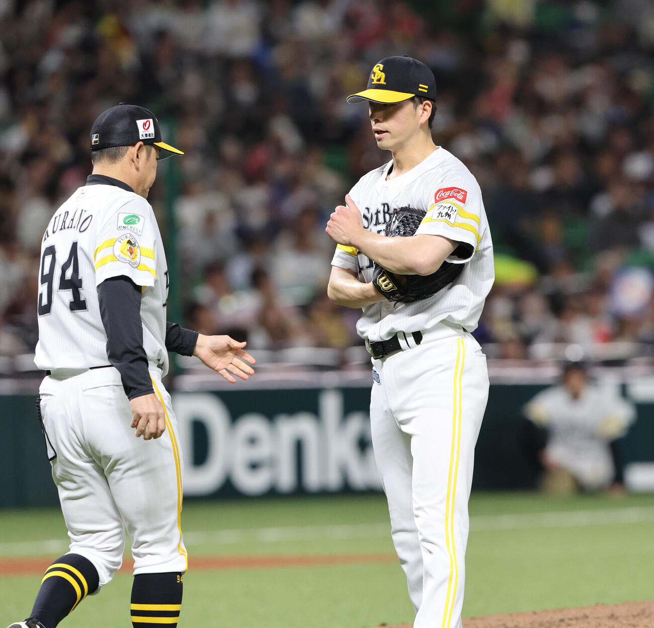ソフトバンク対西武　5回途中で降板したソフトバンク大関、左は倉野コーチ（撮影・梅根麻紀）