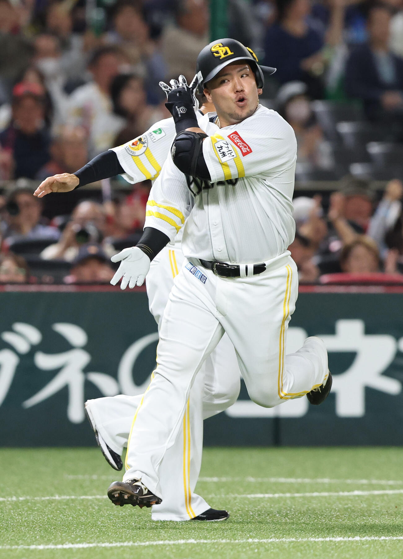 ソフトバンク対西武　2回裏ソフトバンク無死、山川は左越えに同点本塁打を放ち気合いの入った表情を見せる（撮影・梅根麻紀）