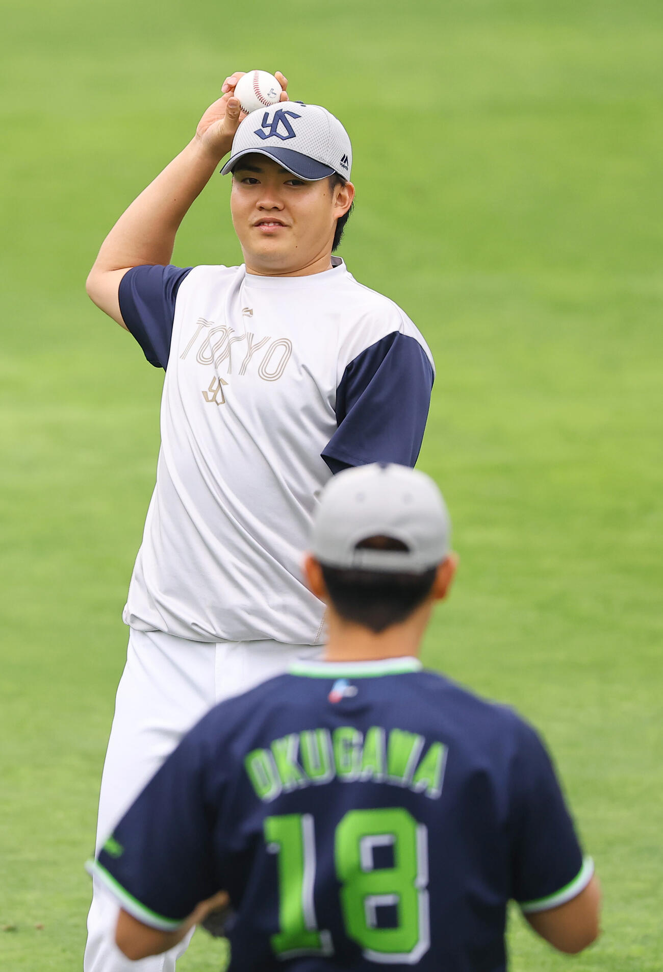 阪神対ヤクルト　奥川とキャッチボールをする松本健（撮影・上田博志）