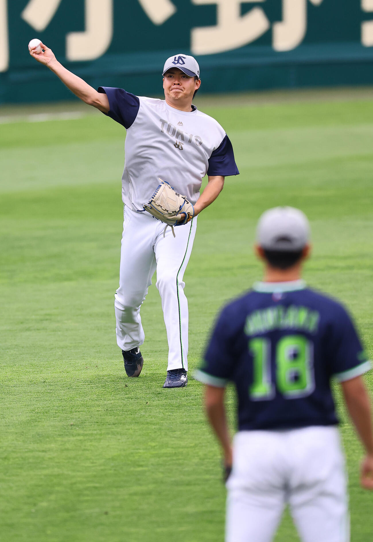 阪神対ヤクルト　奥川とキャッチボールをする松本健（撮影・上田博志）