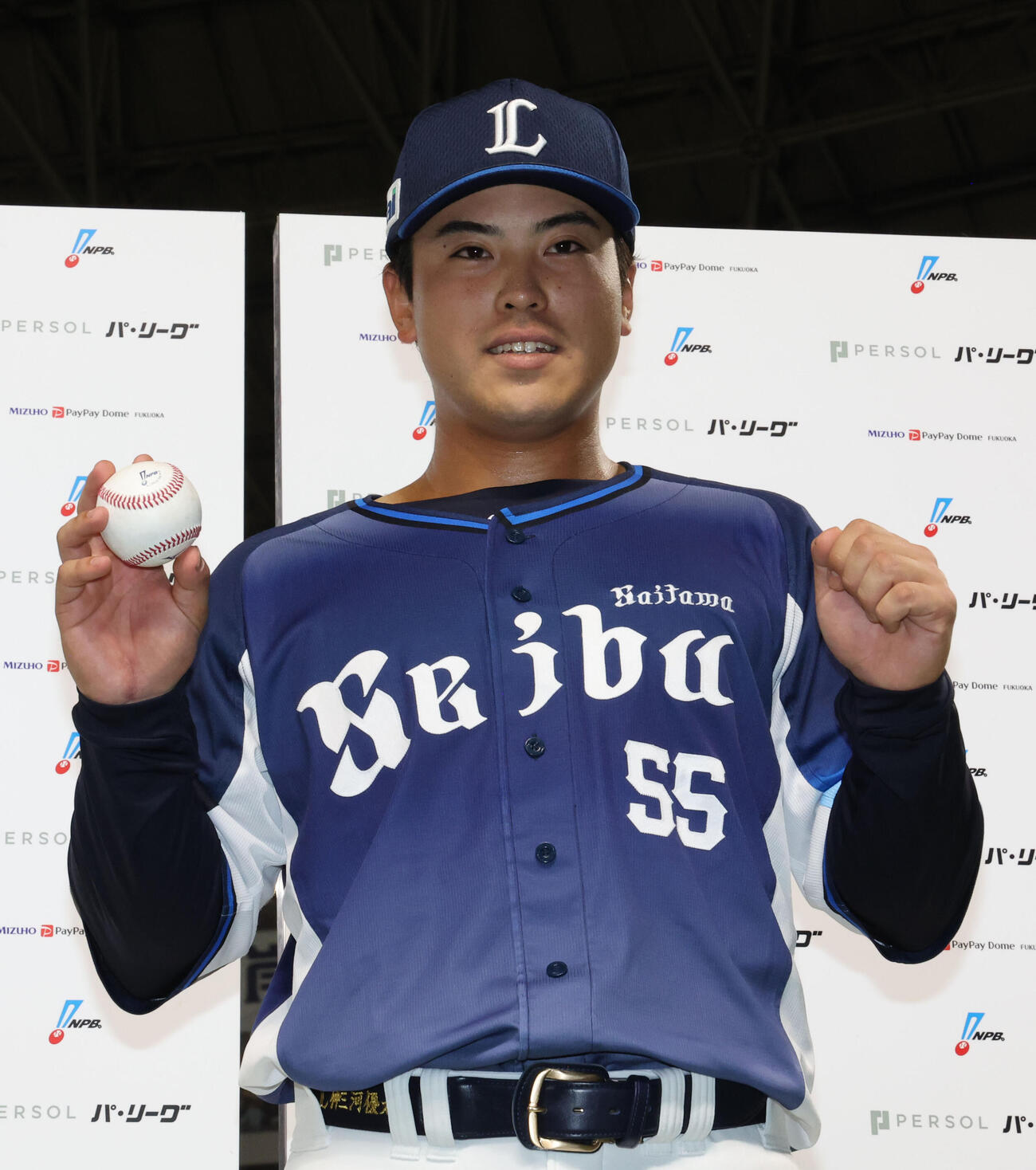 ソフトバンク対西武　ヒーローになった西武仲三は記念球を手に笑顔（撮影・梅根麻紀）