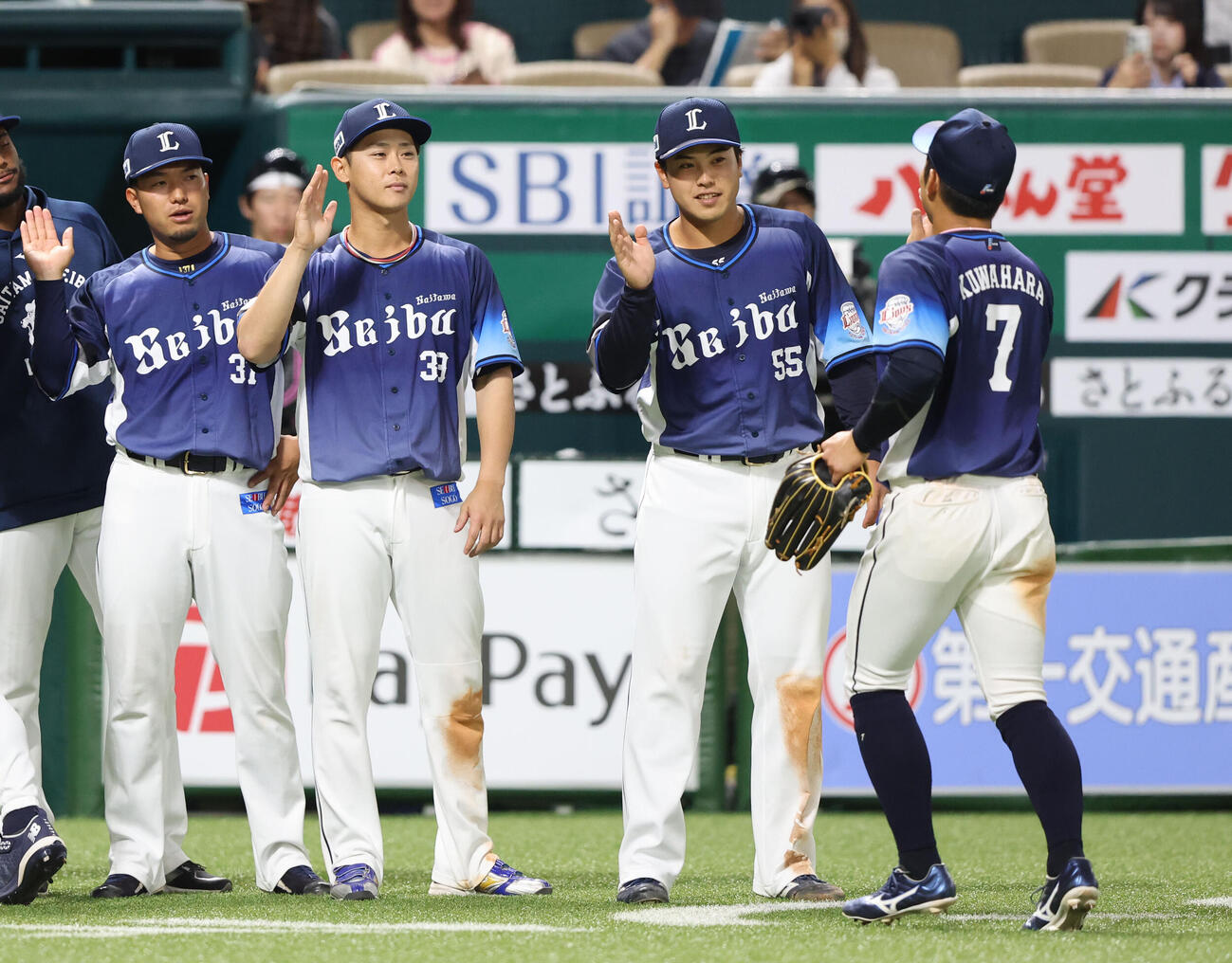 ソフトバンク対西武　先頭でナインを出迎える西武仲三（撮影・梅根麻紀）