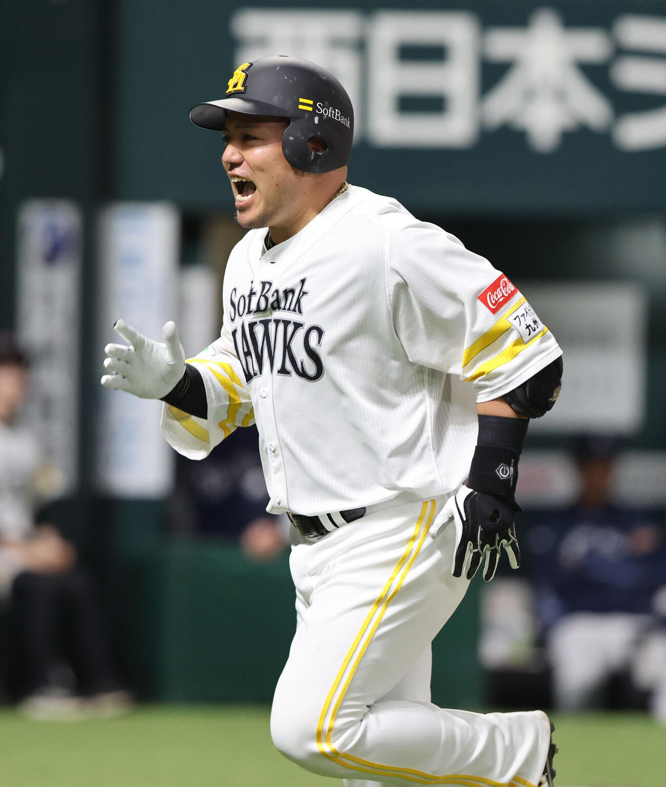 ソフトバンク対西武　2回裏ソフトバンク無死、山川は左越えに同点本塁打を放ち笑顔を見せる（撮影・梅根麻紀）