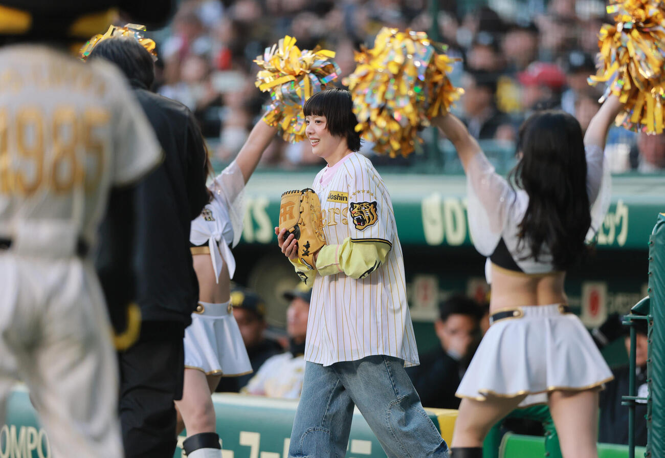阪神対ヤクルト　始球式に臨むあいみょん（撮影・上山淳一）
