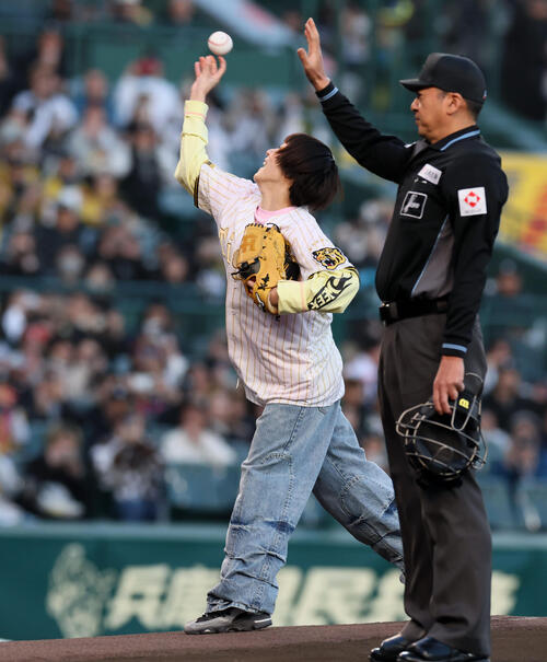 阪神】あいみょん始球式で地元愛トーク炸裂、背番号「36」は「池山監督