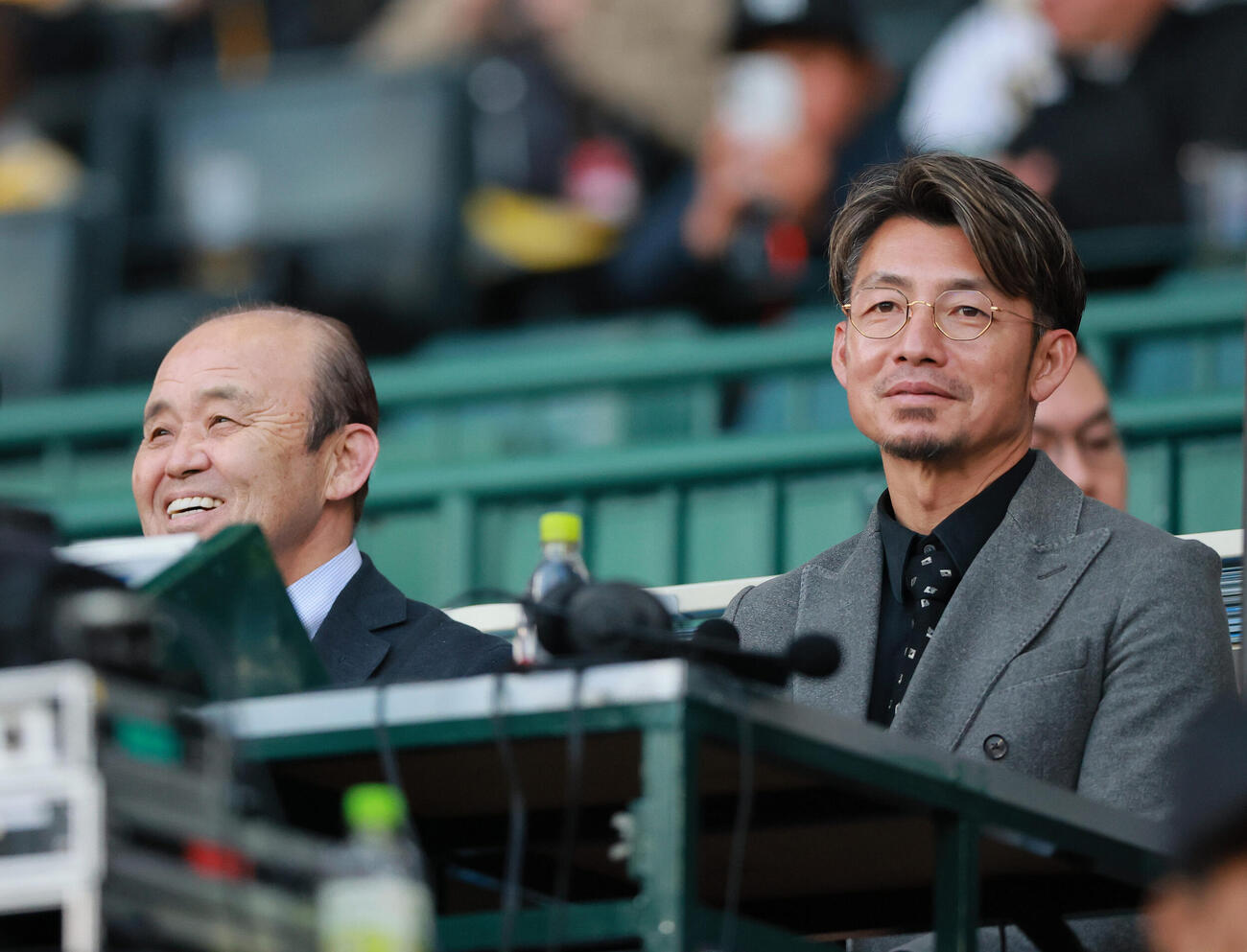 阪神対ヤクルト　解説する阪神岡田オーナー付顧問（左）と鳥谷敬氏（撮影・上山淳一）