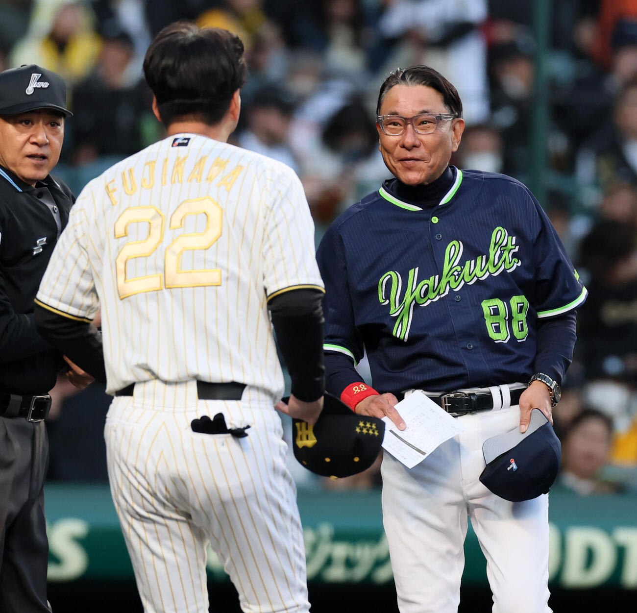 阪神対ヤクルト　メンバー表最終確認で握手する阪神藤川監督（左）とヤクルト池山監督（撮影・加藤哉）