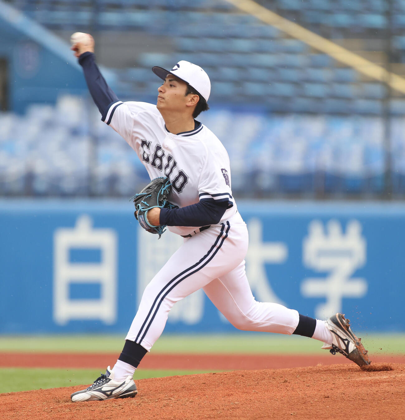 国学院大対中大　先発した中大・東恩納（撮影・柴田隆二）