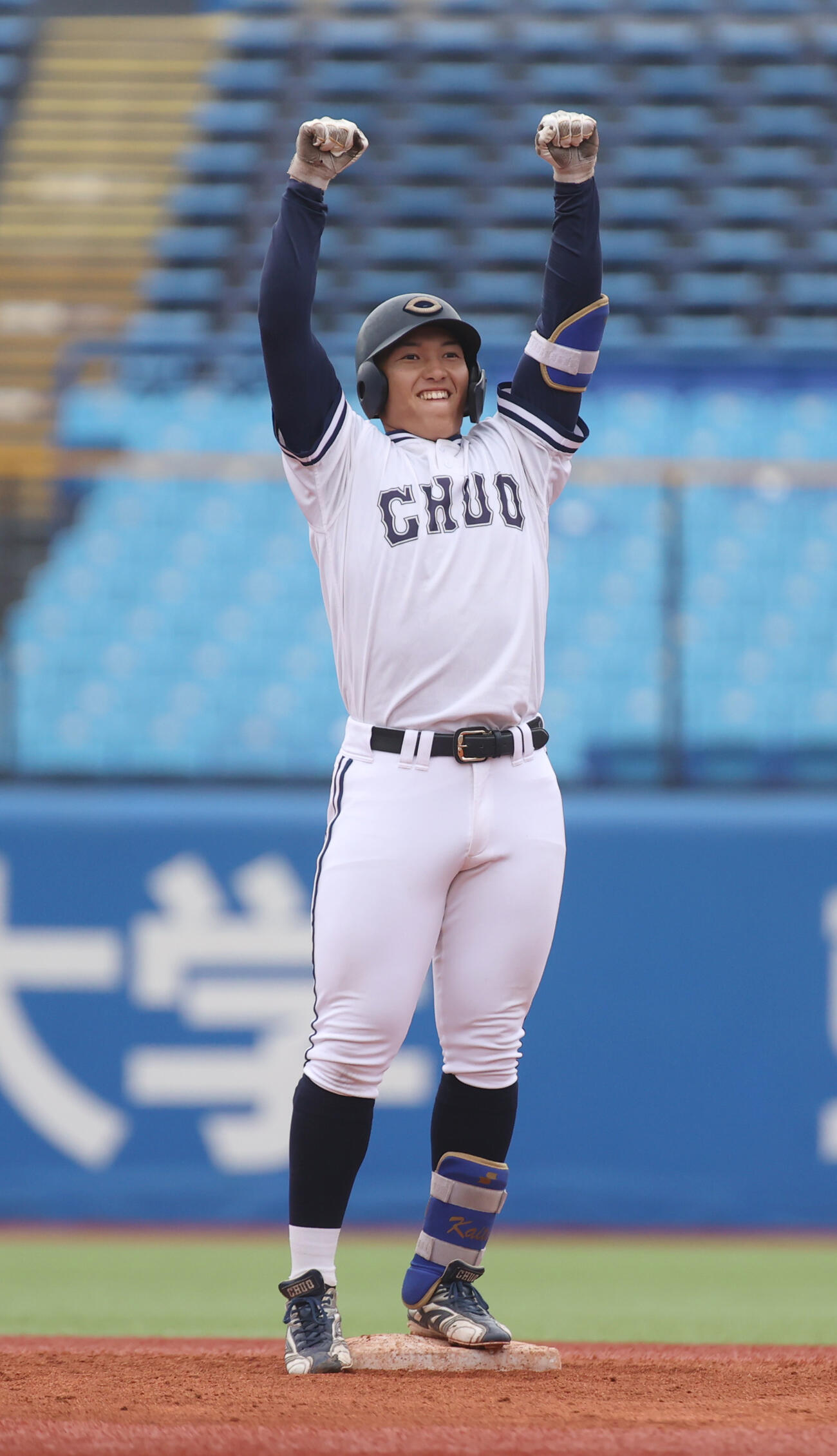 国学院大対中大　2回裏中大1死一、二塁、高橋徹は右中間に適時二塁打を放ちガッツポーズする（撮影・柴田隆二）