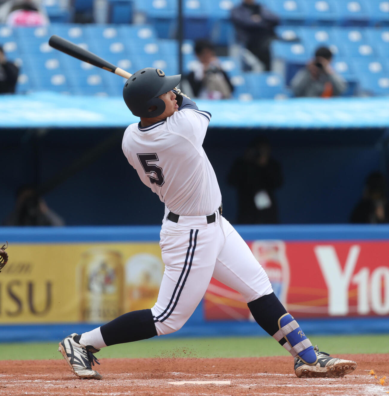 国学院大対中大　2回裏中大1死一、二塁、高橋徹は右中間に適時二塁打を放つ（撮影・柴田隆二）