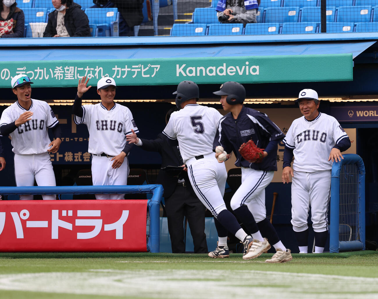 国学院大対中大　2回裏中大1死満塁、武井の犠飛で生還した高橋を笑顔で迎える清水監督（撮影・水谷安孝）