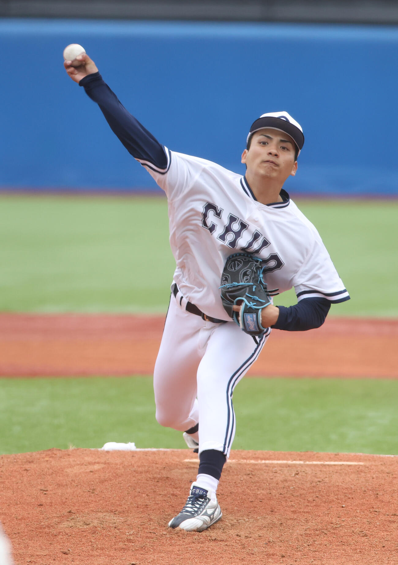 国学院大対中大　先発した中大・東恩納（撮影・柴田隆二）