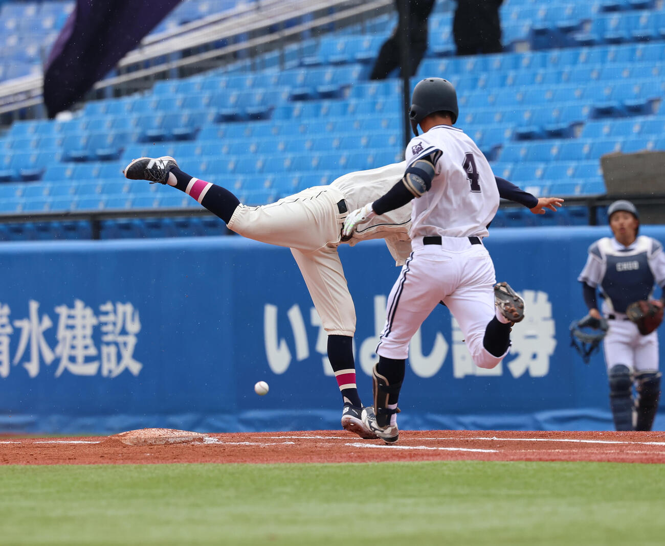 国学院大対中大　1回裏中大無死一塁、藤本がバント処理を悪送球しセーフになる佐々木（撮影・水谷安孝）