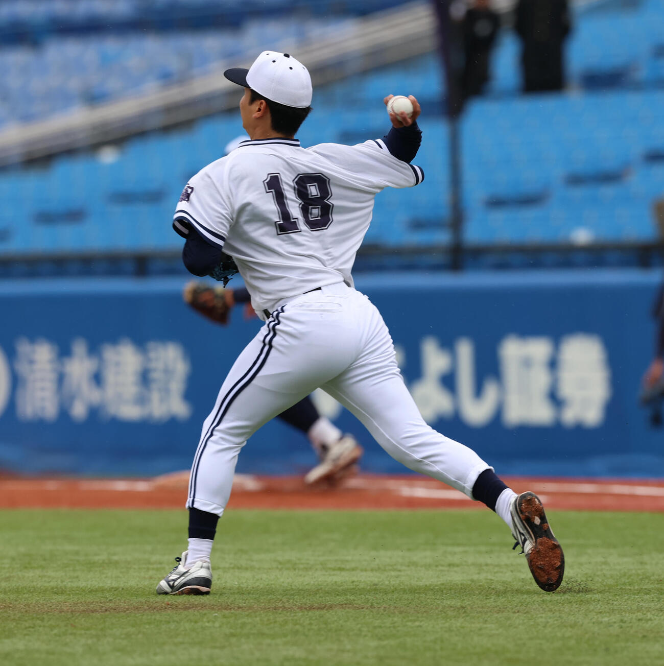 国学院大対中大　1回表国学院大無死一塁、バント処理する東恩納（撮影・水谷安孝）
