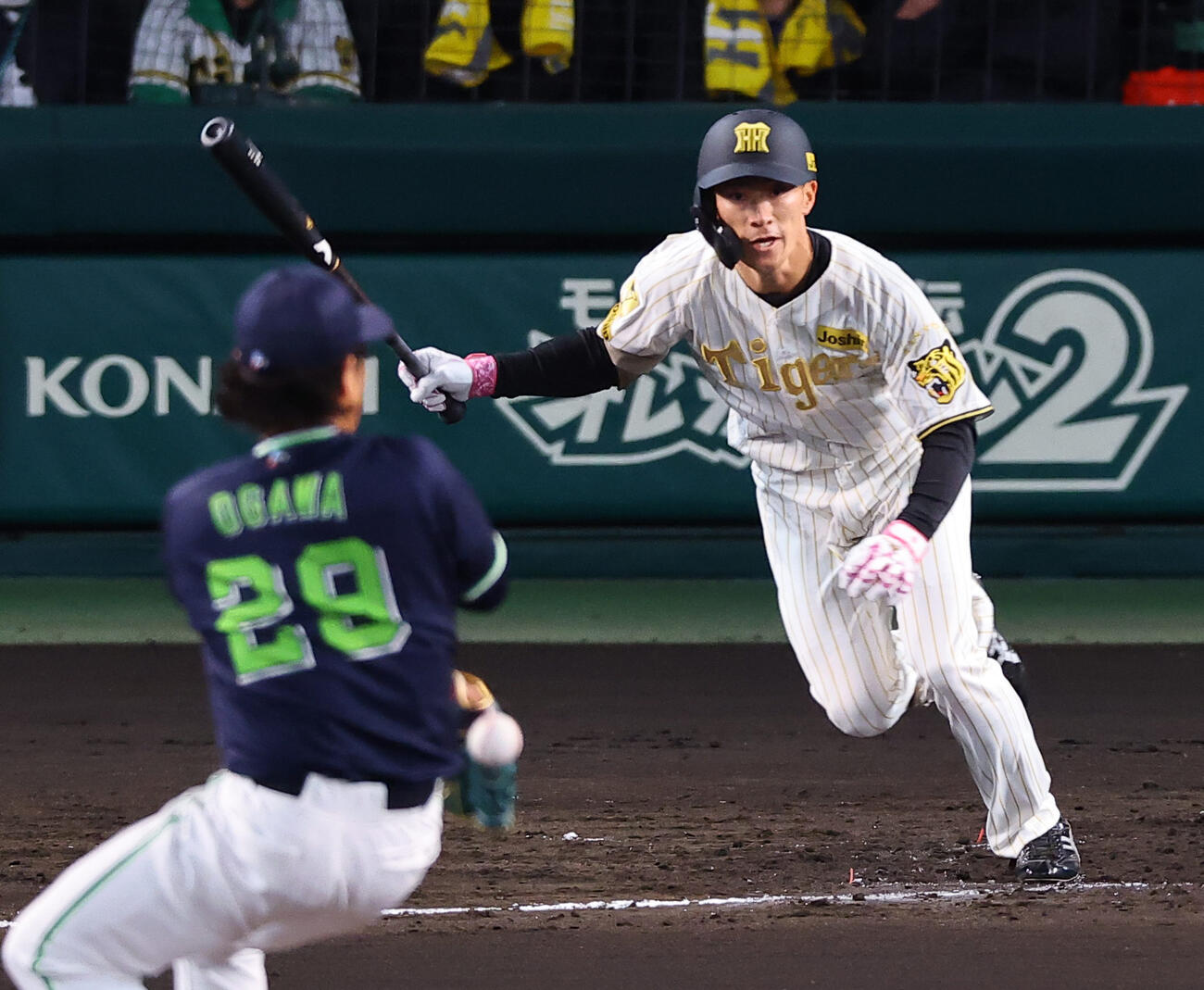 阪神対ヤクルト　3回裏阪神1死、福島は安打を放つ（撮影・上田博志）
