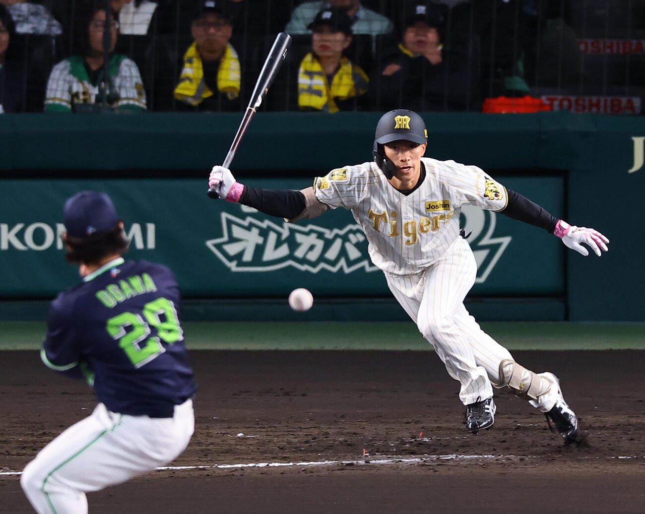 阪神対ヤクルト　3回裏阪神1死、福島は安打を放つ（撮影・上田博志）
