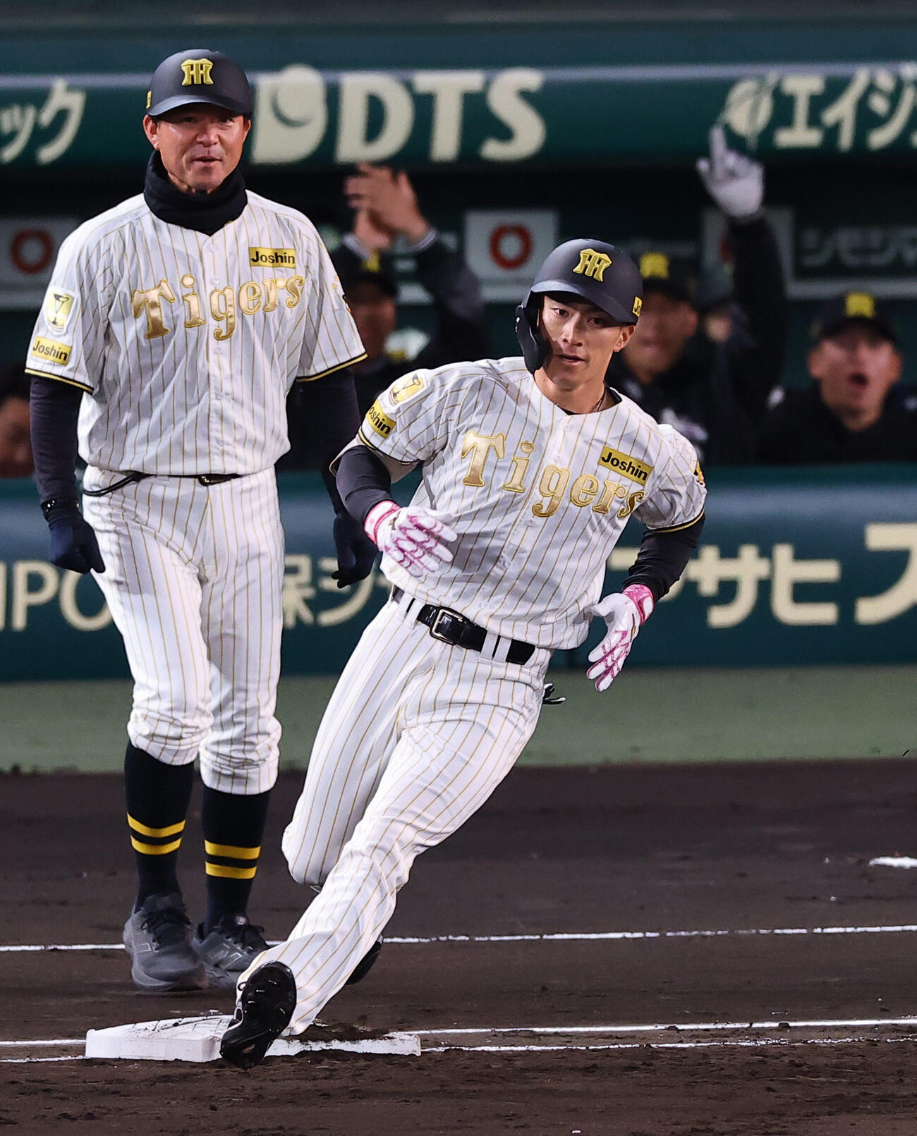 阪神対ヤクルト　3回裏阪神1死、福島は安打を放つ（撮影・上田博志）