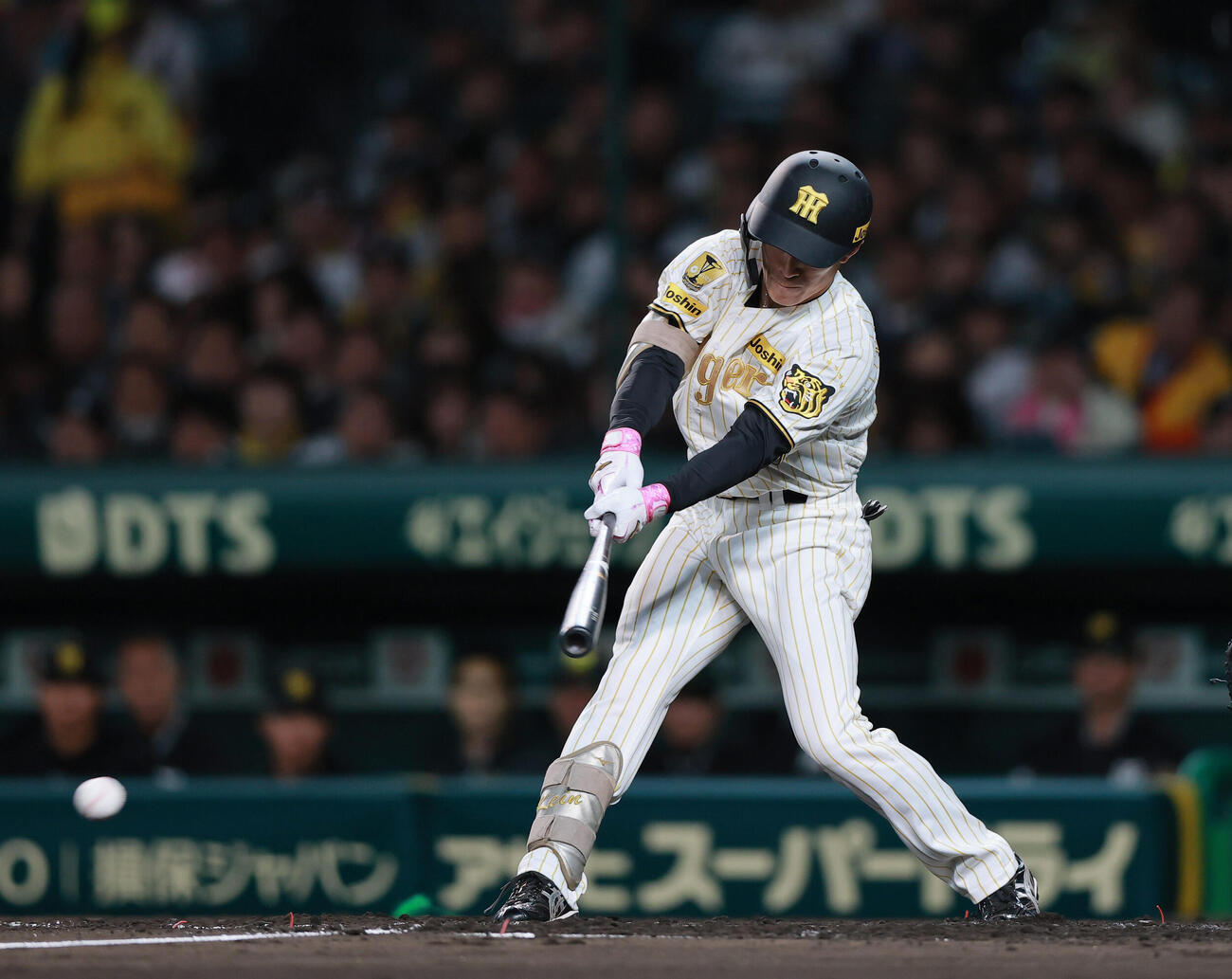 阪神対ヤクルト　3回裏阪神1死、福島は安打を放つ（撮影・上山淳一）