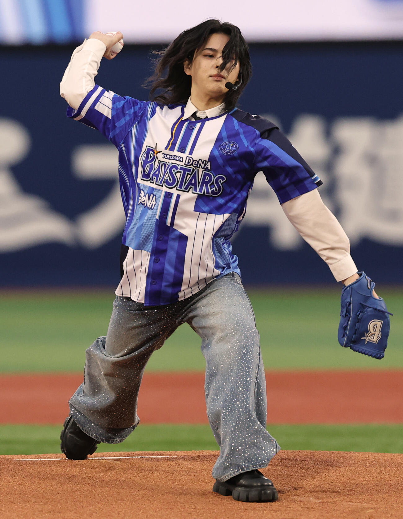 DeNA対中日　セレモニアルピッチを行う松田迅（撮影・野上伸悟）