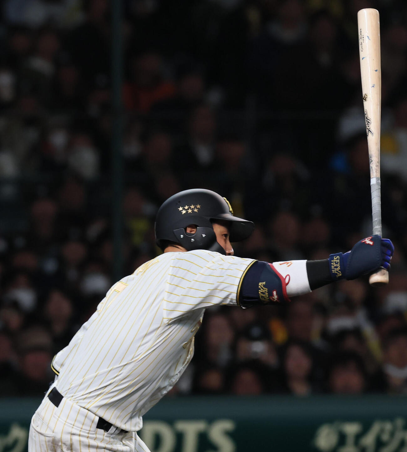 阪神対ヤクルト　4回裏阪神2死一、二塁、木浪は二塁の適時失策で同点とする（撮影・加藤哉）