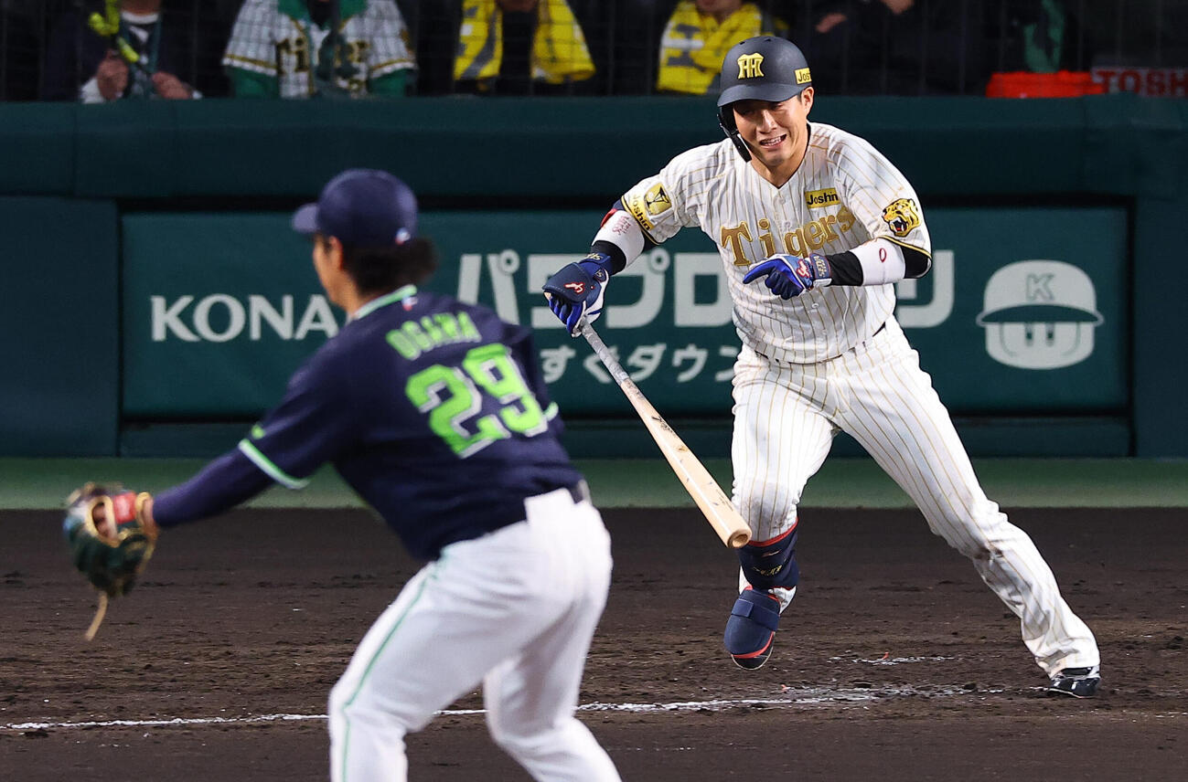 阪神対ヤクルト　4回裏阪神2死一、二塁、木浪の打球は伊藤の敵失を誘う（撮影・上田博志）