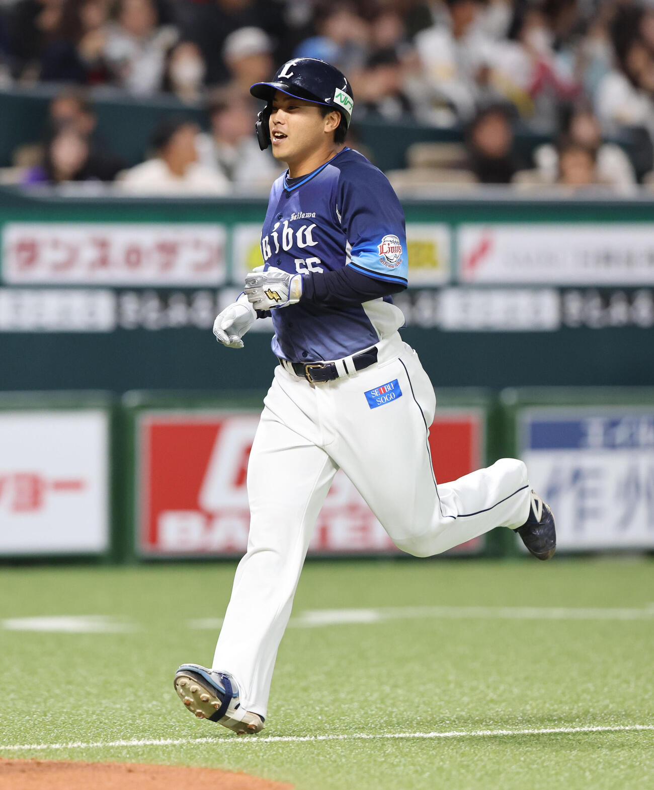 ソフトバンク対西武　5回表西武1死二塁、仲三は右中間に2点本塁打を放ち笑顔（撮影・梅根麻紀）