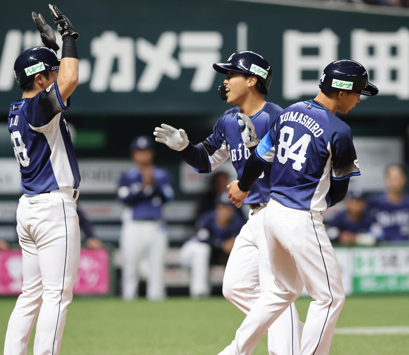 ソフトバンク対西武　5回表西武1死二塁、仲三は右中間に2点本塁打を放ち笑顔（撮影・梅根麻紀）