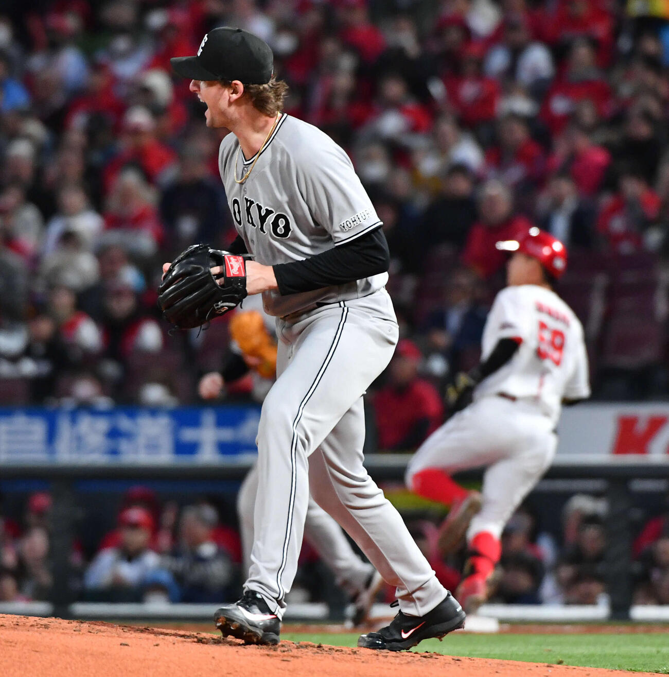 広島対巨人　3回裏広島2死二塁、大盛（右）の二ゴロを浦田が好守し、雄たけびをあげるウィットリー（撮影・岩下翔太）