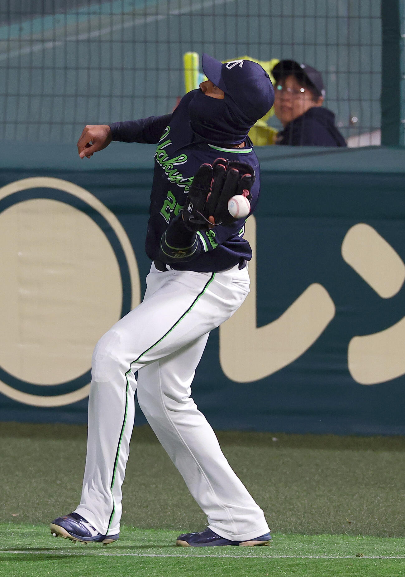 阪神対ヤクルト　5回裏阪神1死二塁、サンタナは近本の打球を落球する（撮影・上田博志）