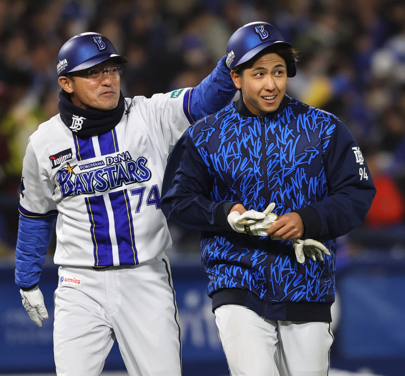 DeNA対中日　3回裏にいプロ初打席で初安打を放った深沢（右）は河田コーチに祝福される（撮影・野上伸悟）