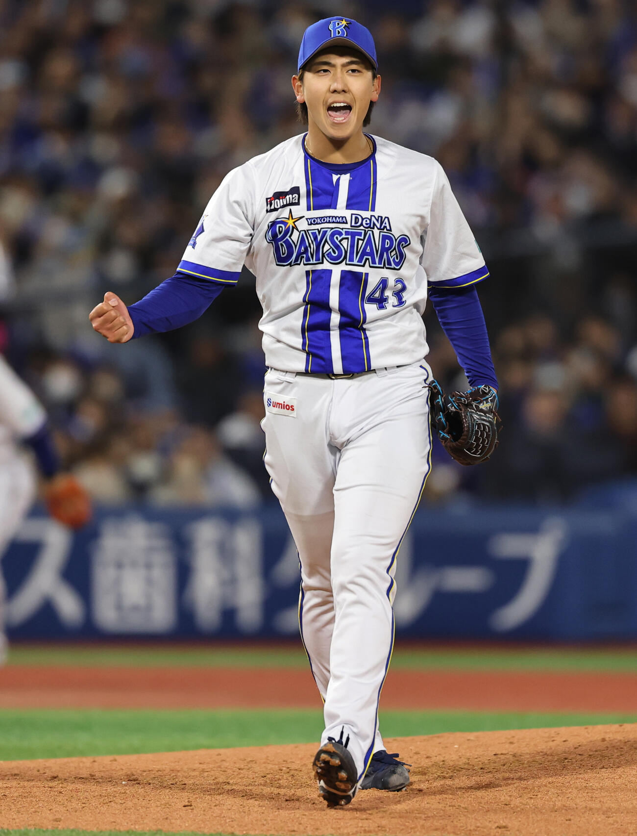 DeNA対中日　4回表中日2死満塁、田中を空振り三振に仕留めほえる深沢（撮影・野上伸悟）