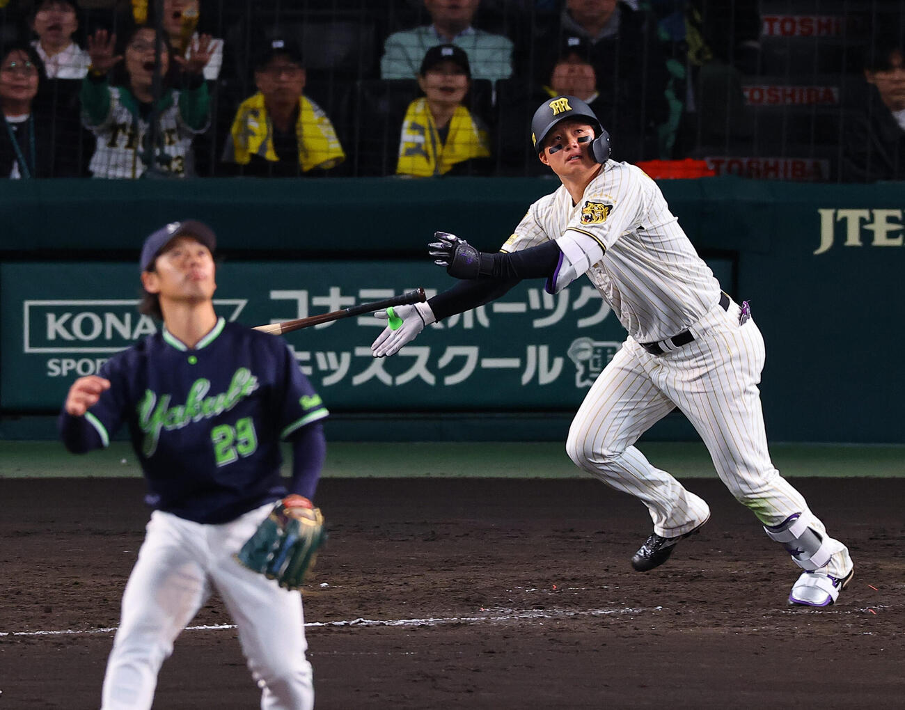 阪神対ヤクルト　5回裏阪神2死二塁、森下は2点本塁打を放つ（撮影・上田博志）