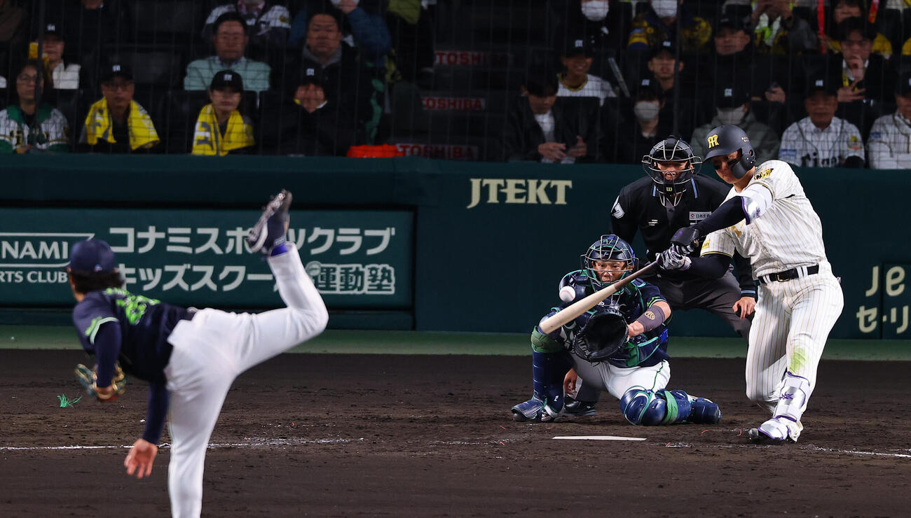 阪神対ヤクルト　5回裏阪神2死二塁、森下は2点本塁打を放つ（撮影・上田博志）