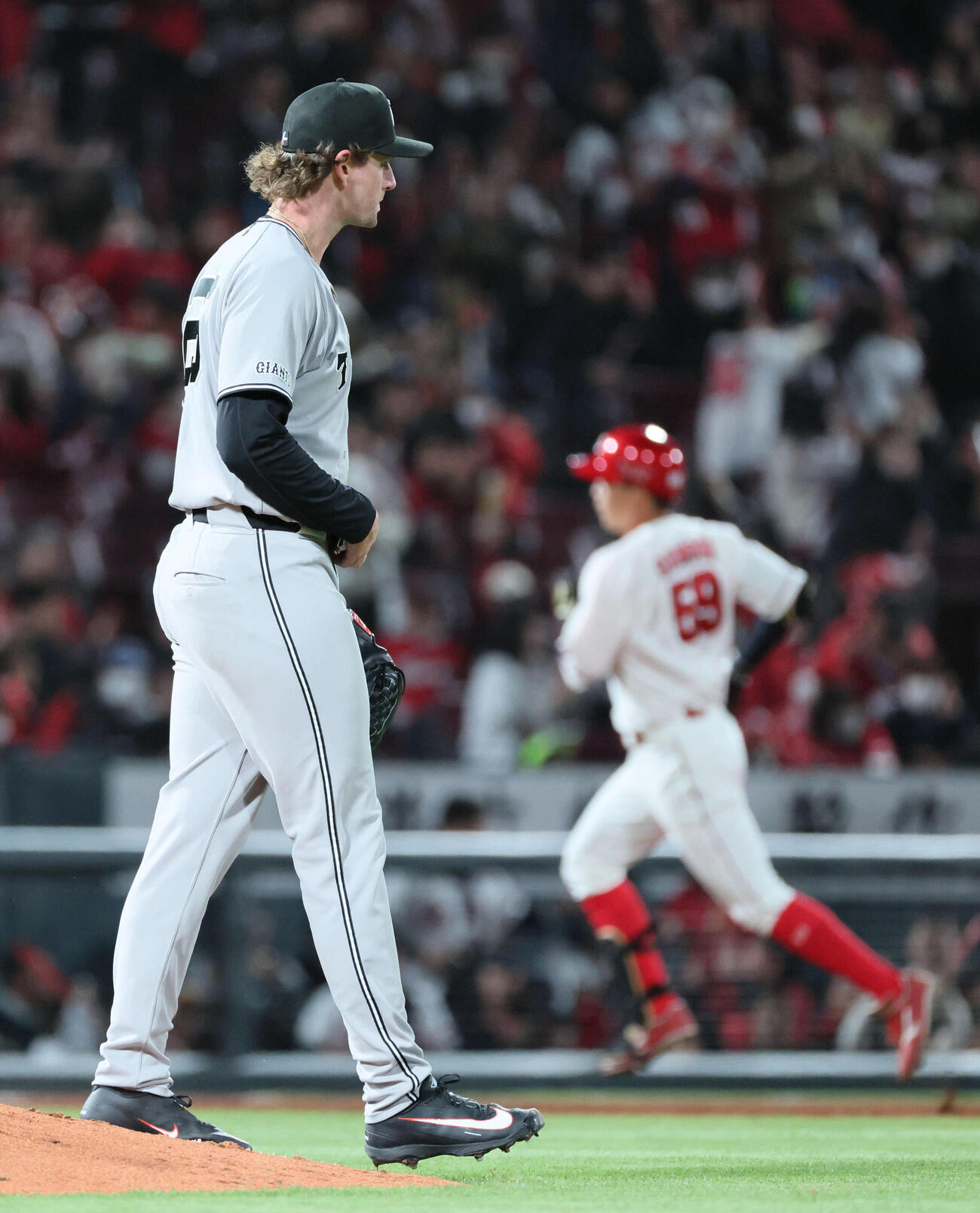 広島対巨人　大盛に右越え2点本塁打を浴びたウィットリー（撮影・加藤孝規）