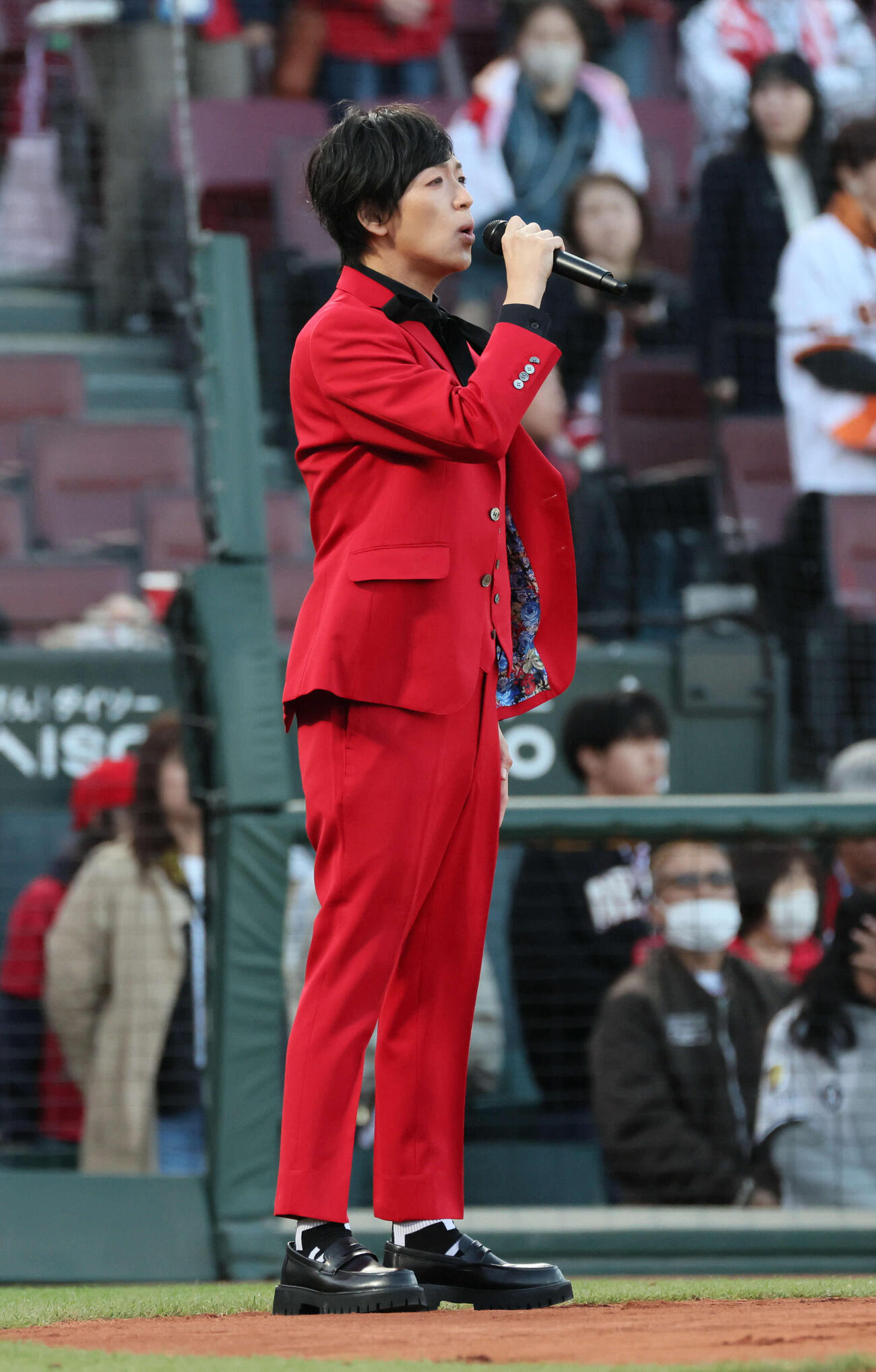 広島対巨人　君が代独唱する岡本幸太さん（撮影・加藤孝規）
