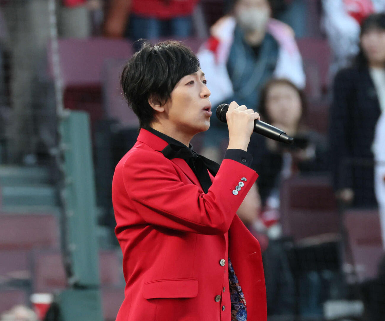 広島対巨人　君が代独唱する岡本幸太（撮影・加藤孝規）