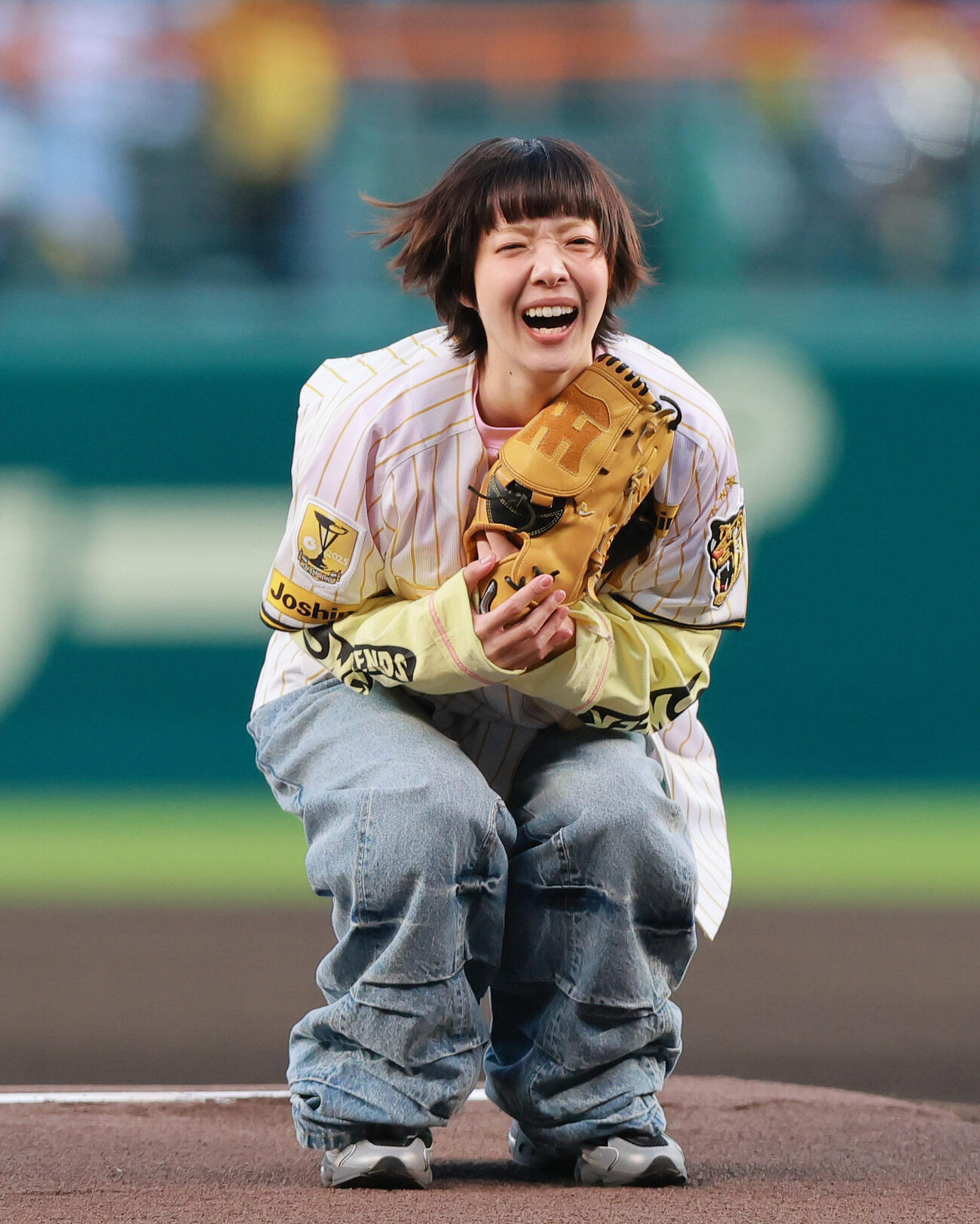 阪神対ヤクルト　始球式で投球し笑顔を見せるあいみょん（撮影・上山淳一）