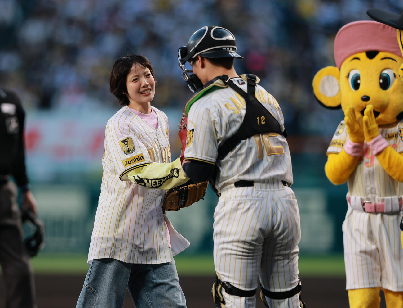 阪神対ヤクルト　始球式を終え阪神坂本（手前）と握手をかわすあいみょん（撮影・上山淳一）