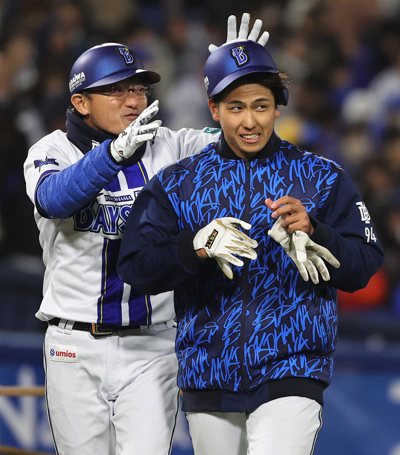 DeNA対中日　3回裏にいプロ初打席で初安打を放った深沢（右）は河田コーチに祝福される（撮影・野上伸悟）