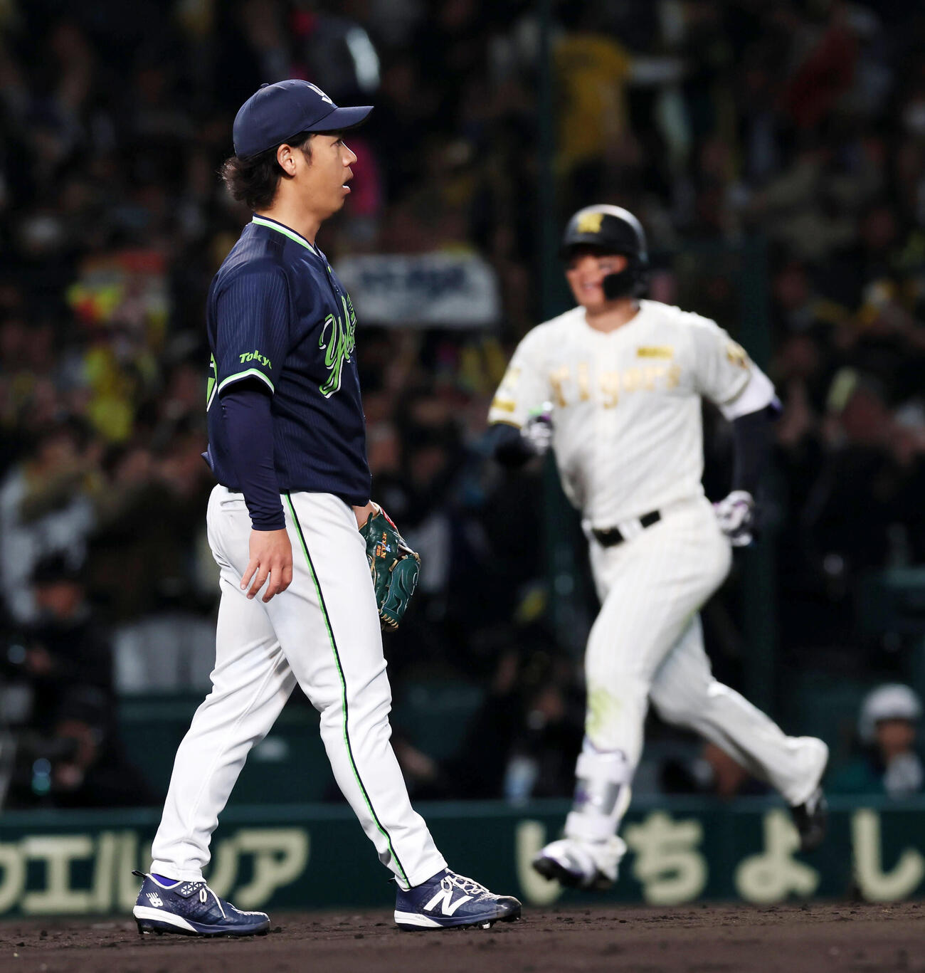 阪神対ヤクルト　5回裏阪神2死二塁、小川は森下から2点本塁打を浴びる（撮影・加藤哉）