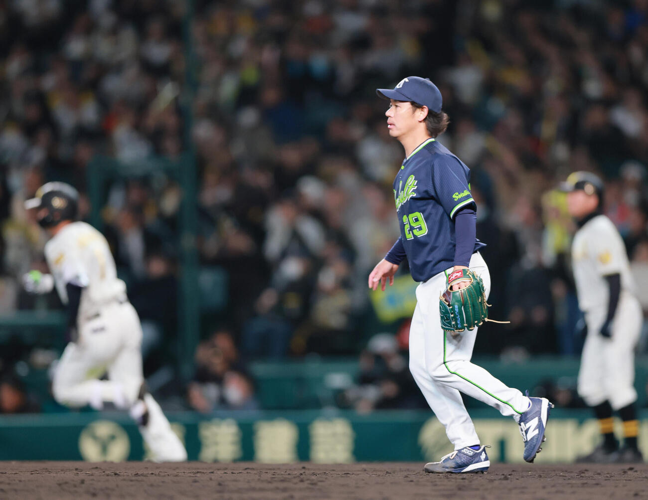 阪神対ヤクルト　5回裏阪神2死二塁、小川泰弘（手前）は森下翔太に2点本塁打を浴びる（撮影・上山淳一）
