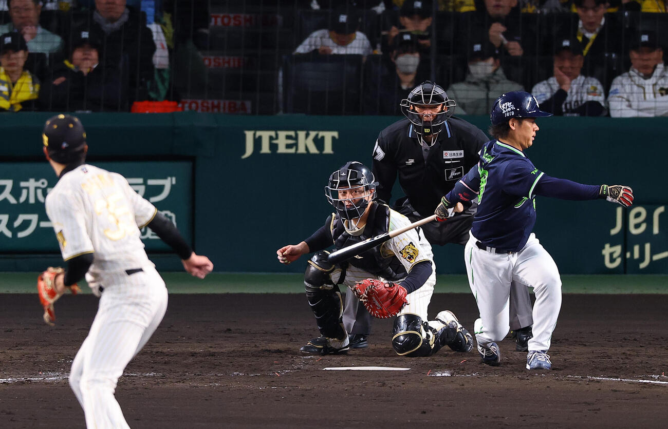 阪神対ヤクルト　5回表ヤクルト1死二塁、小川は三振に倒れる（撮影・上田博志）