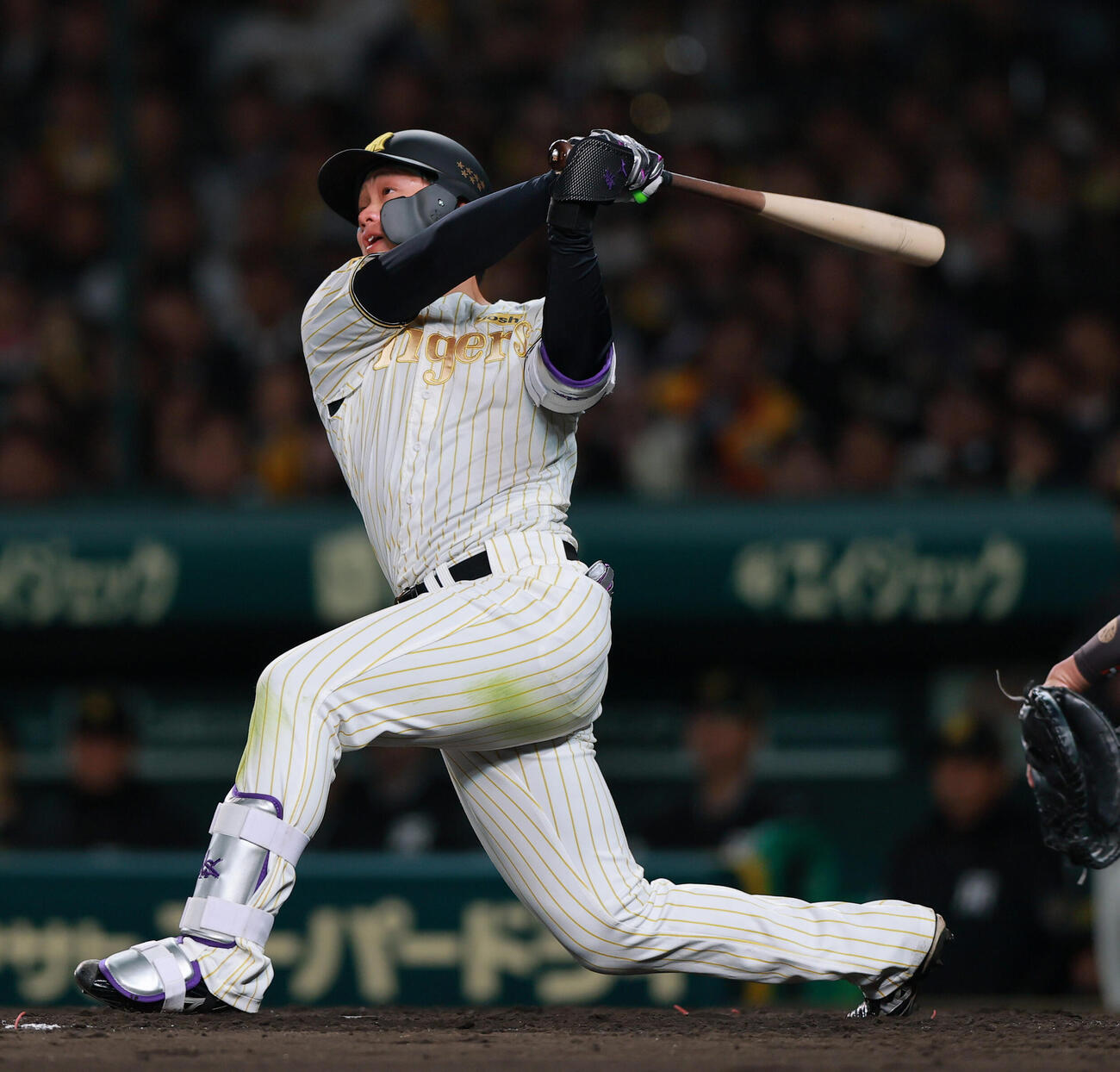 阪神対ヤクルト　5回裏阪神2死二塁、森下は2点本塁打を放つ（撮影・上山淳一）