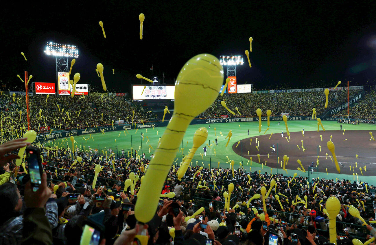 阪神対ヤクルト　ジェット風船を飛ばして盛り上がる阪神ファン（撮影・上山淳一）